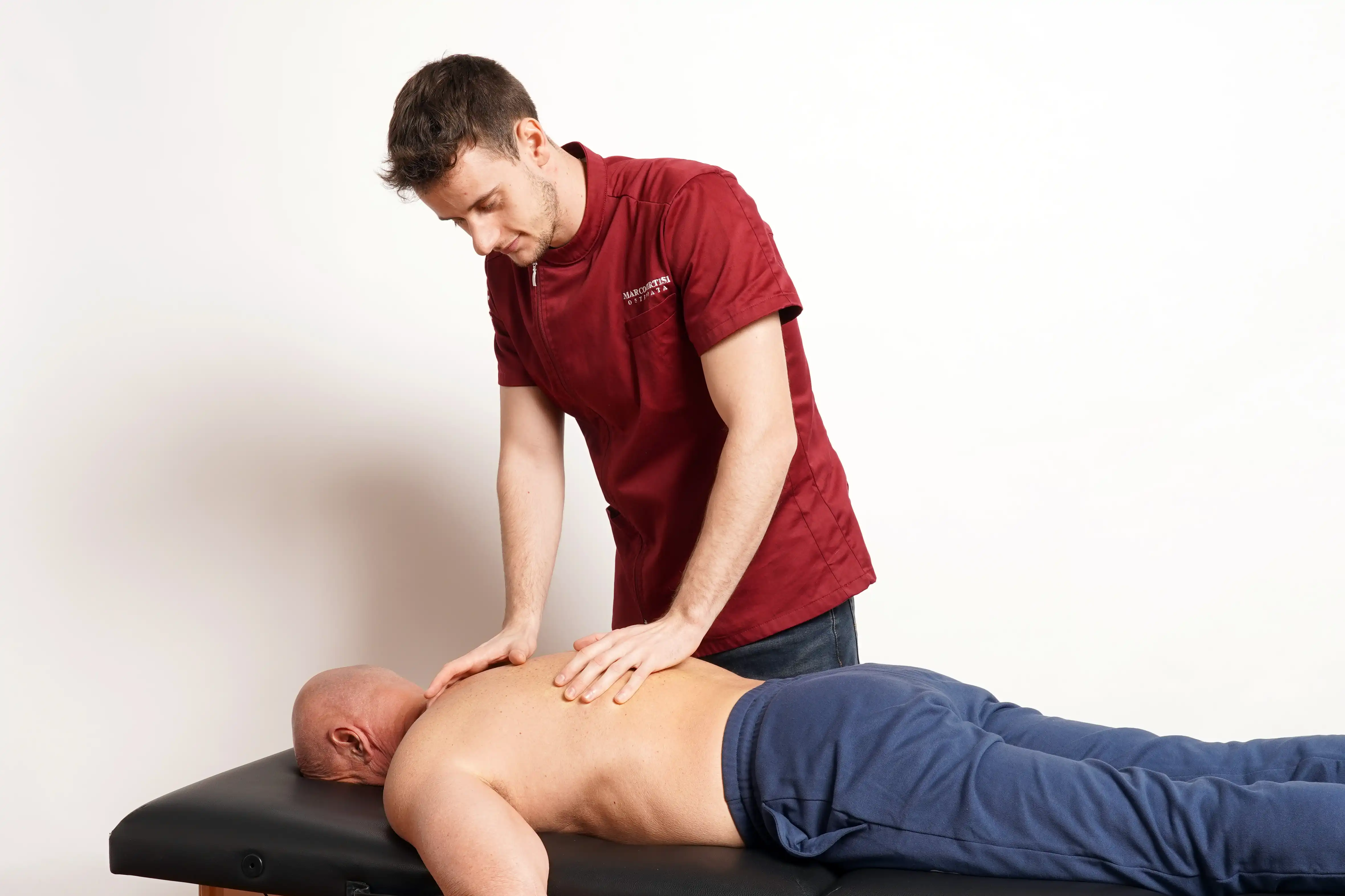 Trattamento osteopatico manuale su paziente nello studio di Biella